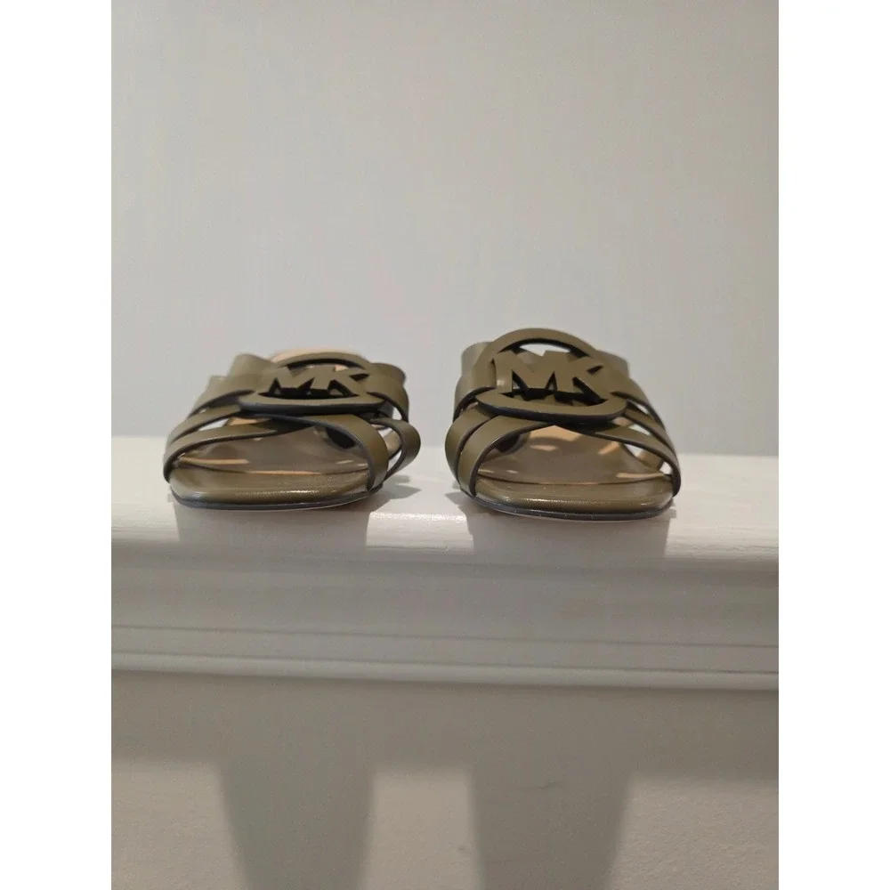 Women's sz 6 B‎ Michael Kors Erika Sandal Loden Green Leather MK Logo Block Heel